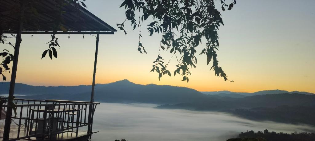 a view of a misty valley with a view of the mountains at เดอะเบสภูลังกาพะเยา in Ban Sakoen