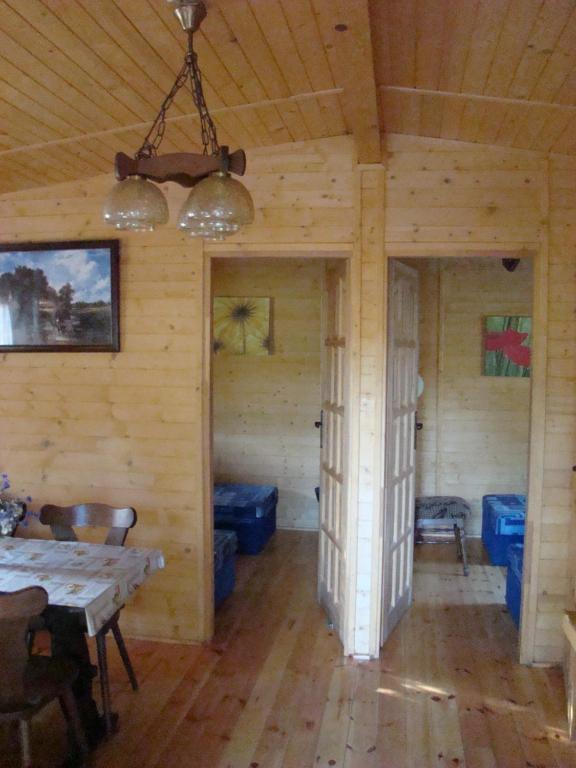 Televízia a/alebo spoločenská miestnosť v ubytovaní Domki drewniane alpejskie