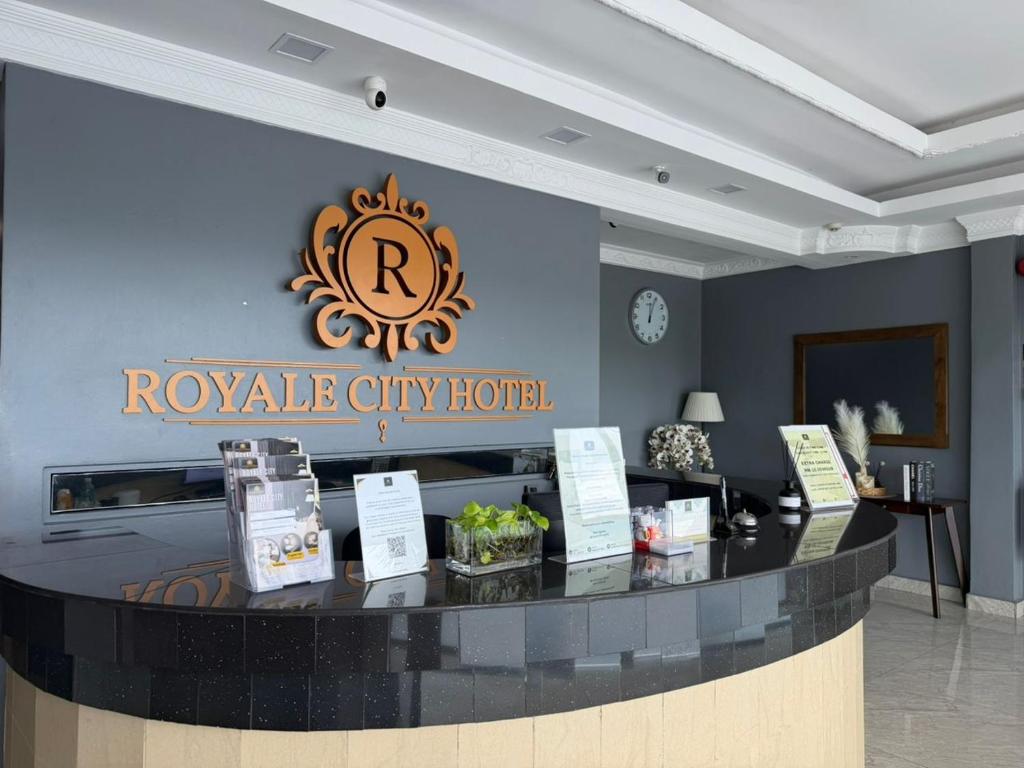 a lobby of a royale city hotel with a counter at Royale City Hotel - 10 min from KLIA KLIA 2 Airport in Sepang