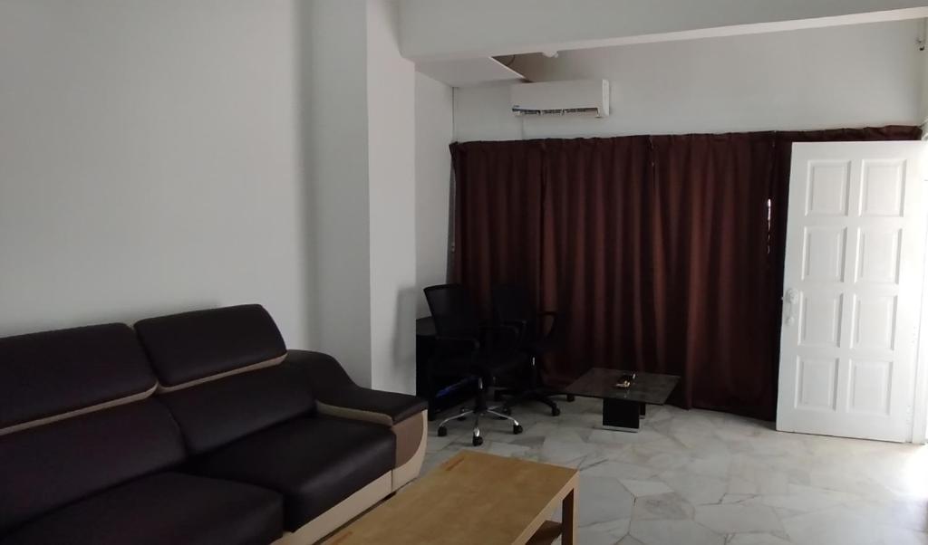 Segambut Homestay MITEC KLCC PWTC 13 paxs