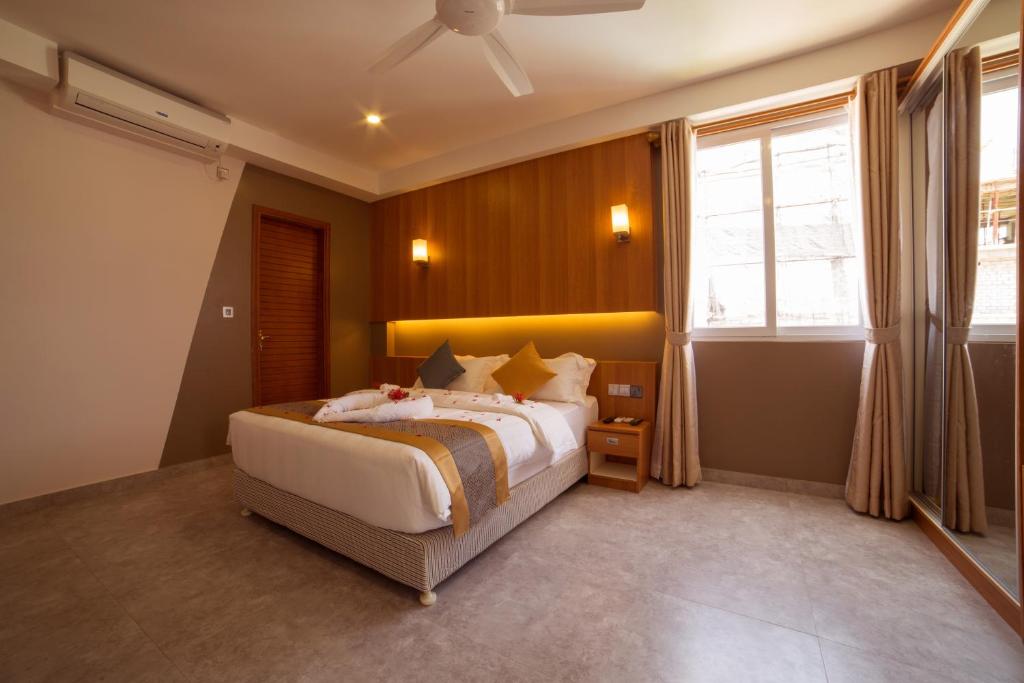 Postel nebo postele na pokoji v ubytování Kuredhi Beach Inn