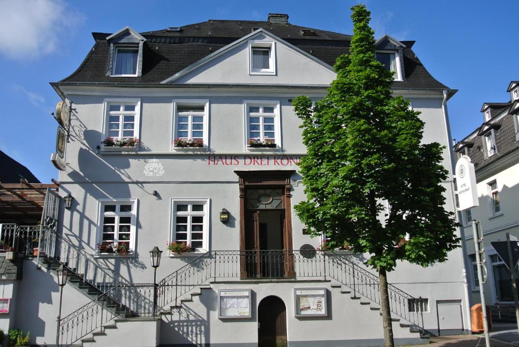 un bâtiment blanc avec un panneau qui lit la salle de combat musicale dans l'établissement Haus Drei Könige, à Balve