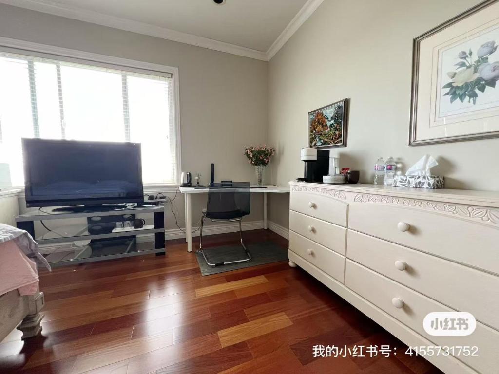 A cozy en-suite on the second floor with independent entranceclose to YVR photo