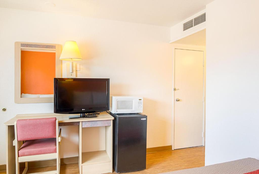 TV a/nebo společenská místnost v ubytování Motel 6-Laramie, WY