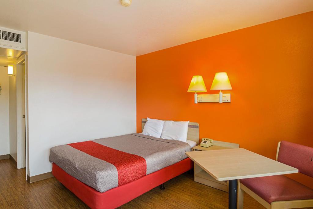 Postel nebo postele na pokoji v ubytování Motel 6-Laramie, WY