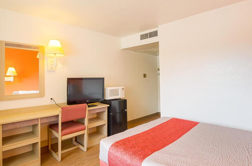 Postel nebo postele na pokoji v ubytování Motel 6-Laramie, WY
