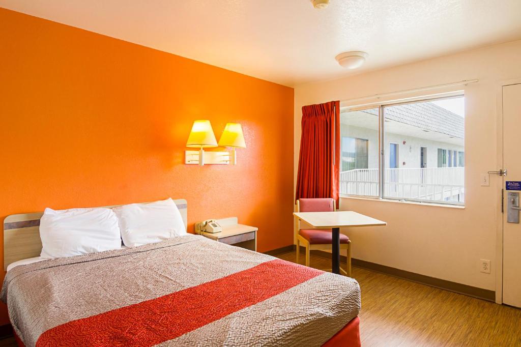 Postel nebo postele na pokoji v ubytování Motel 6-Laramie, WY