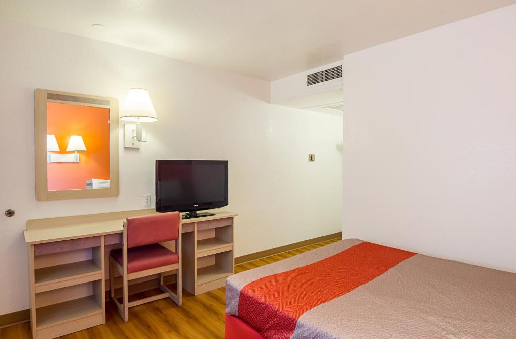 Postel nebo postele na pokoji v ubytování Motel 6-Laramie, WY