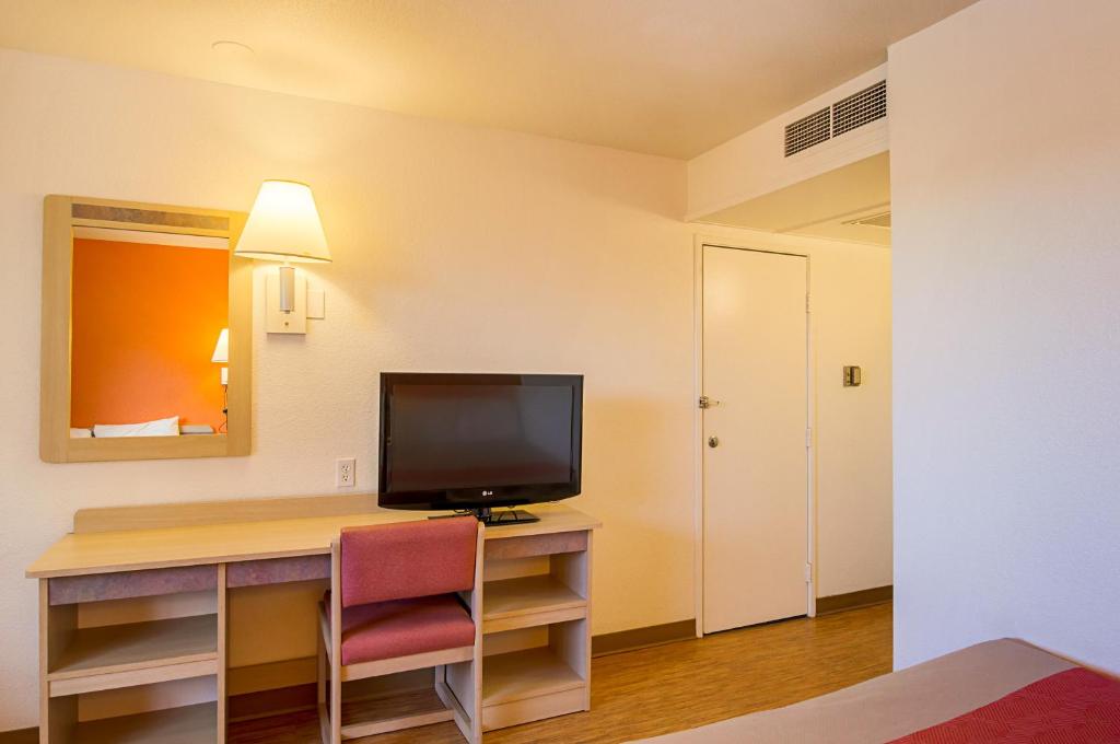 TV a/nebo společenská místnost v ubytování Motel 6-Laramie, WY