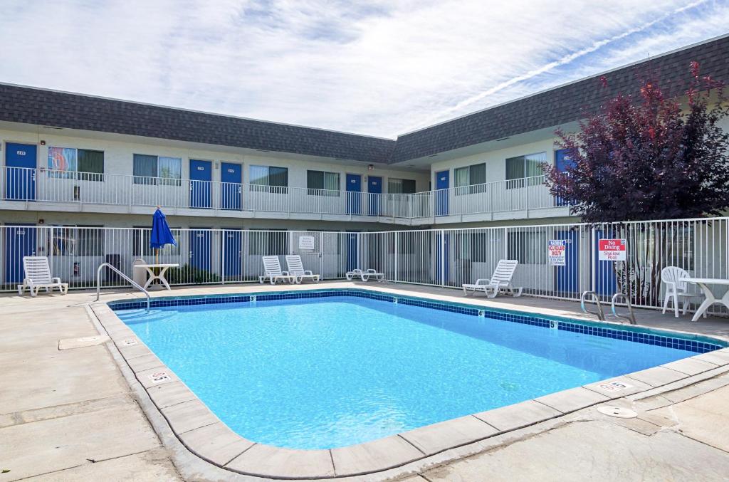 Bazén v ubytování Motel 6-Laramie, WY nebo v jeho okolí