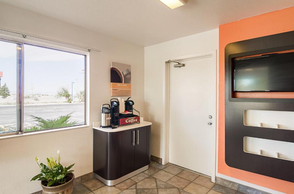 Kuchyň nebo kuchyňský kout v ubytování Motel 6-Laramie, WY