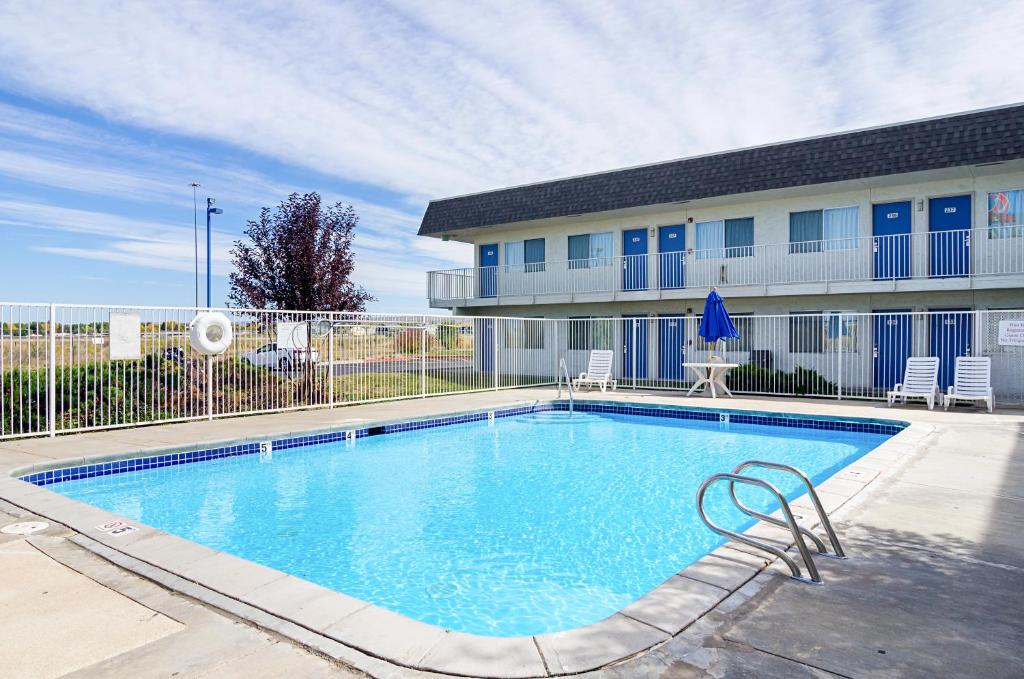 Bazén v ubytování Motel 6-Laramie, WY nebo v jeho okolí