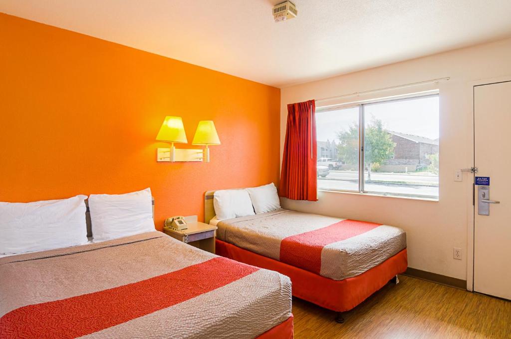 Postel nebo postele na pokoji v ubytování Motel 6-Laramie, WY