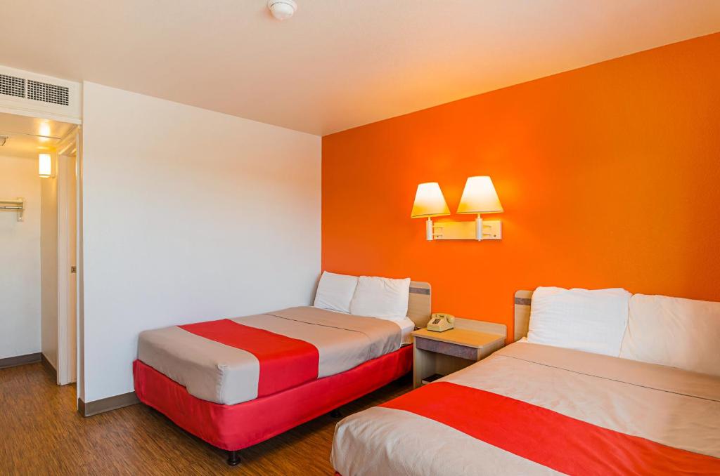 Postel nebo postele na pokoji v ubytování Motel 6-Laramie, WY