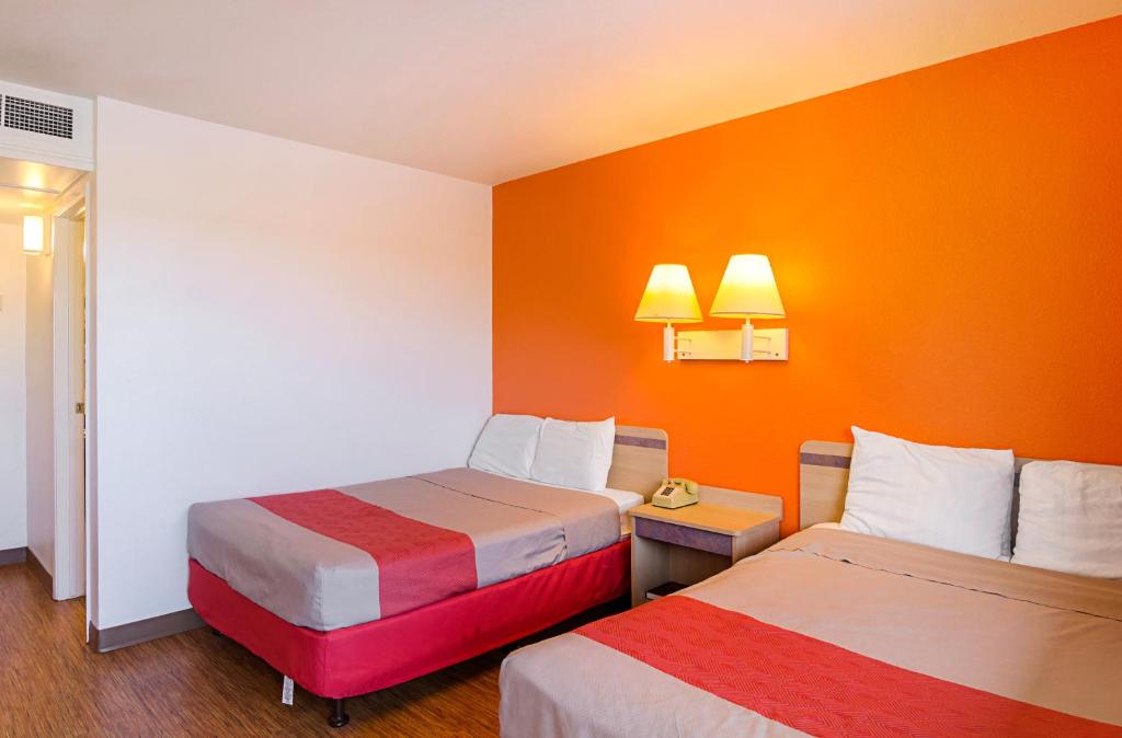 Postel nebo postele na pokoji v ubytování Motel 6-Laramie, WY