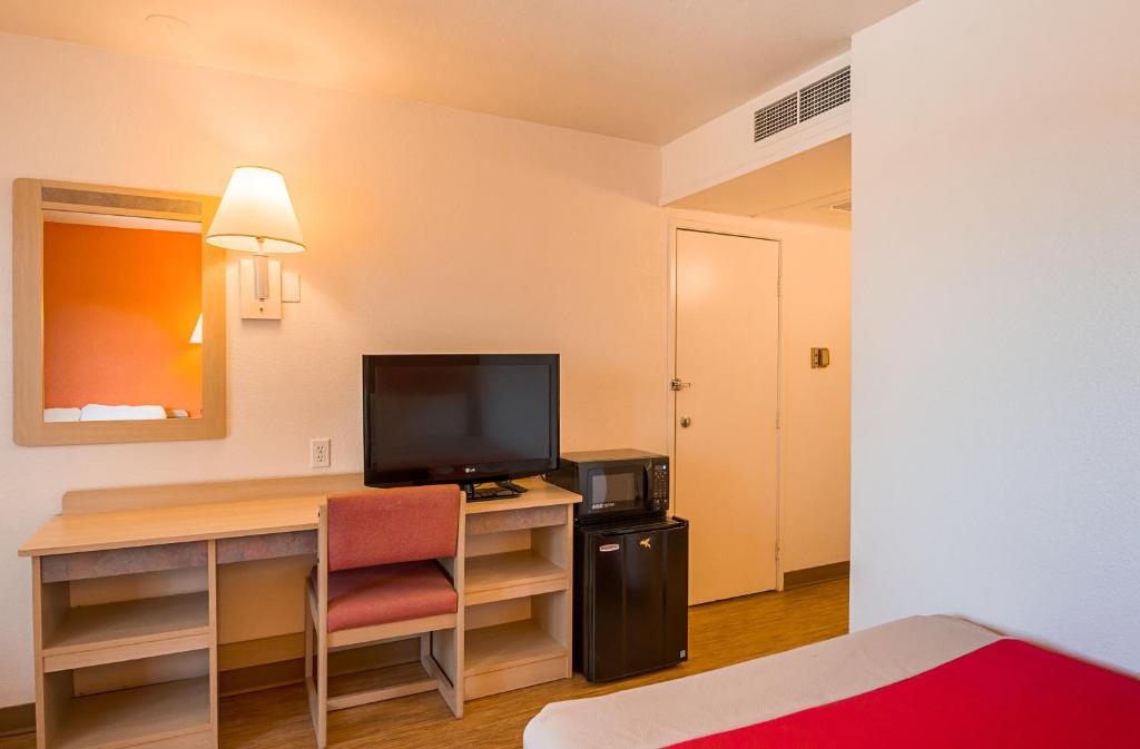 TV a/nebo společenská místnost v ubytování Motel 6-Laramie, WY