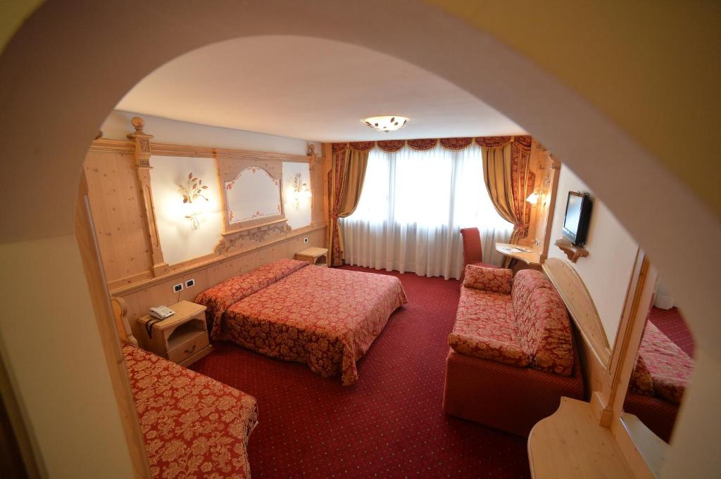 pokój hotelowy z dwoma łóżkami i oknem w obiekcie Hotel Dalla Serra w mieście Mezzana