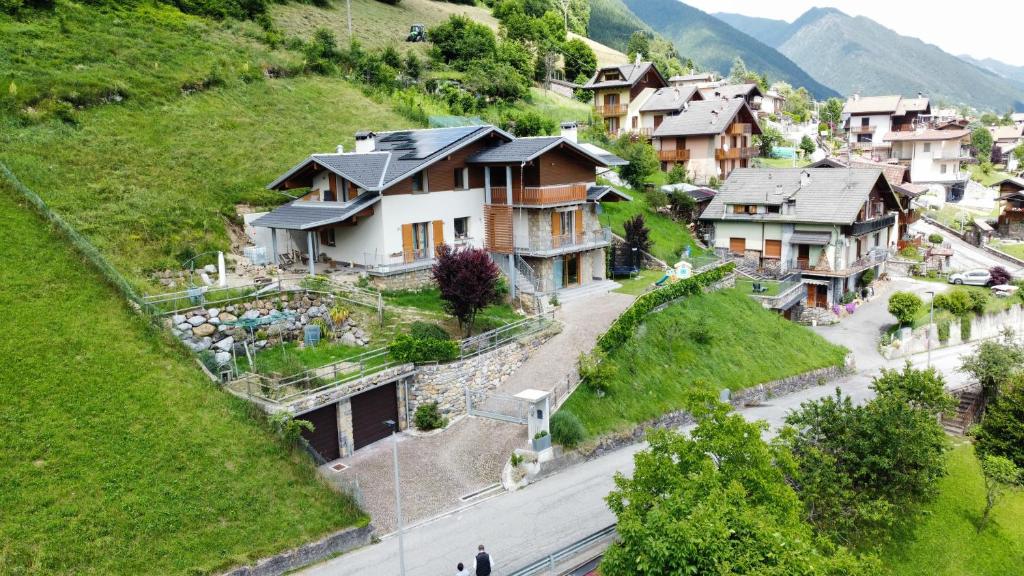 a group of houses in a village on a hill at Pulsà dol Sìndec in Vilminore