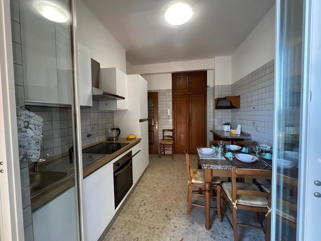 Sunny 2BR near Vatican , AC , Bus 98 Direct centre Roma