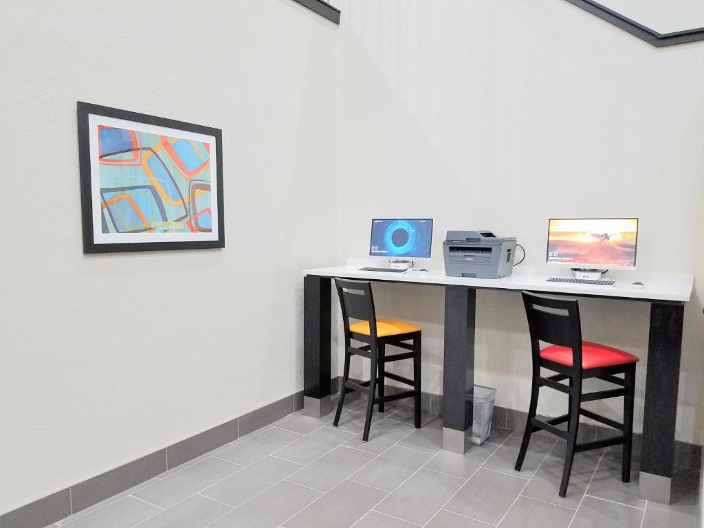 TV a/nebo společenská místnost v ubytování Hawthorn Suites Irving DFW South