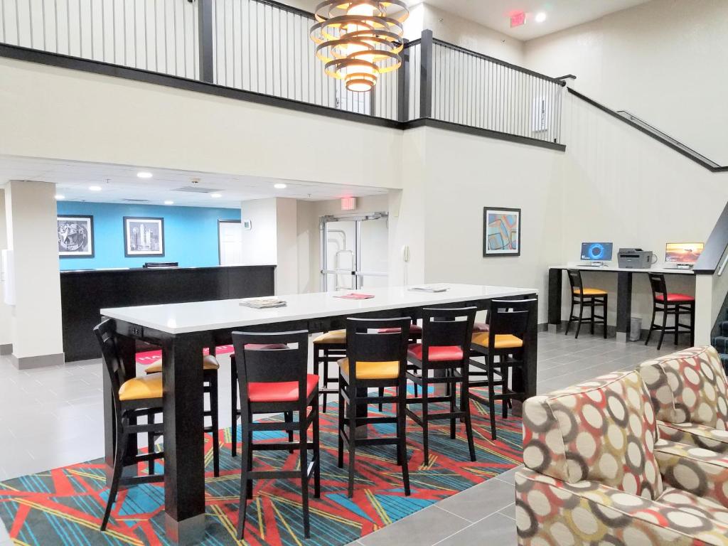 Posezení v ubytování Hawthorn Suites Irving DFW South