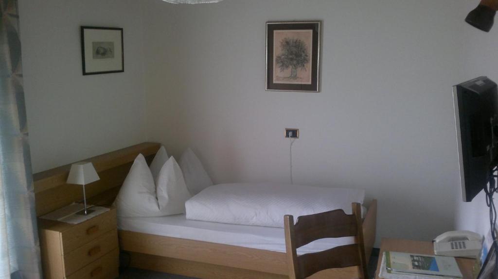 Postel nebo postele na pokoji v ubytování Hotel B&B Gasthof Zur Linde
