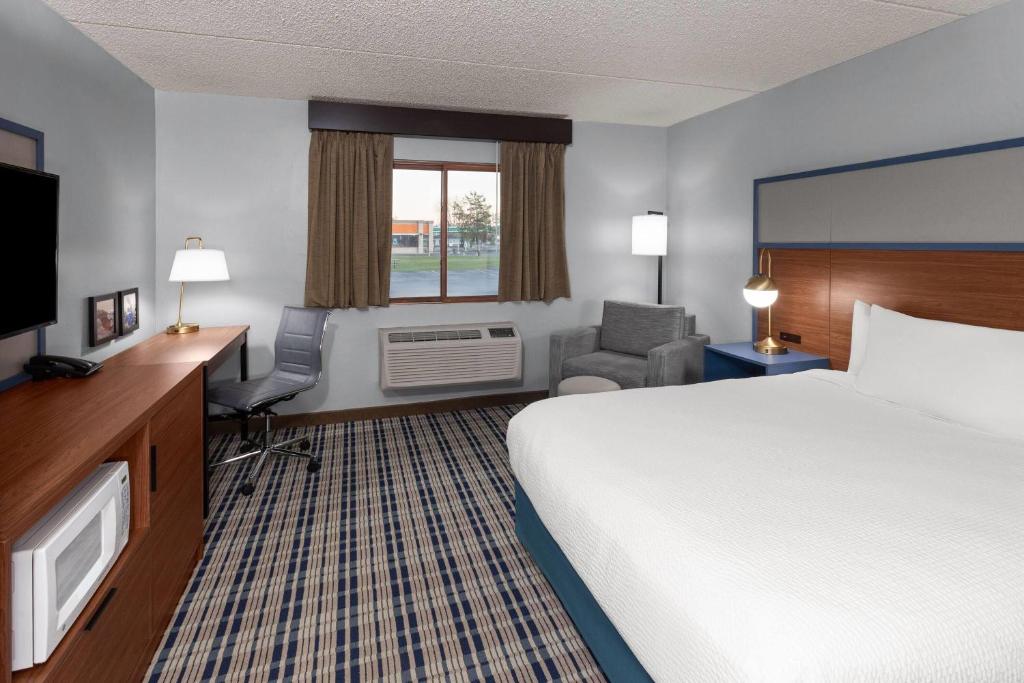 AmericInn by Wyndham Green Bay West - Queen Room - Non-Smoking