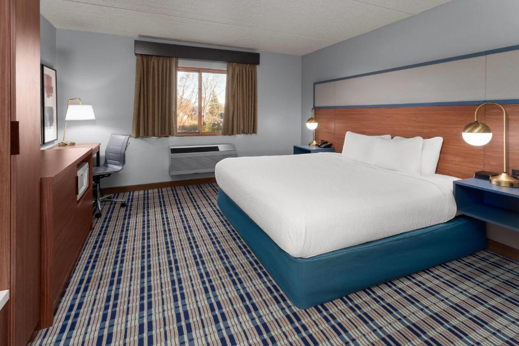 AmericInn by Wyndham Green Bay West - King Room - Non-Smoking