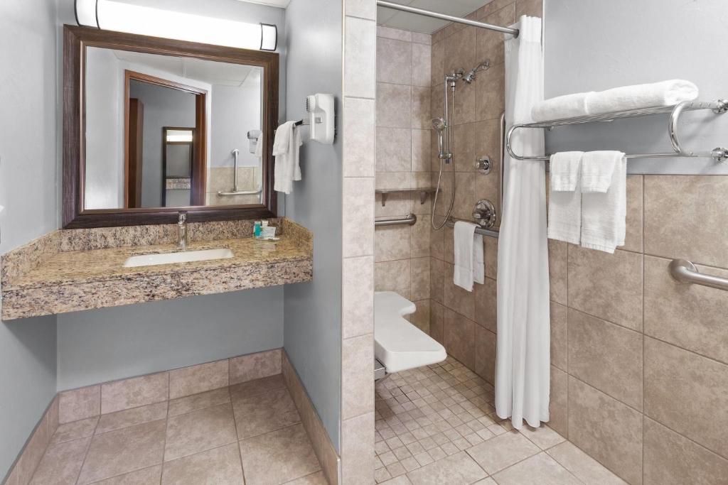 AmericInn by Wyndham Green Bay West - King Room - Mobility Access/Non-Smoking