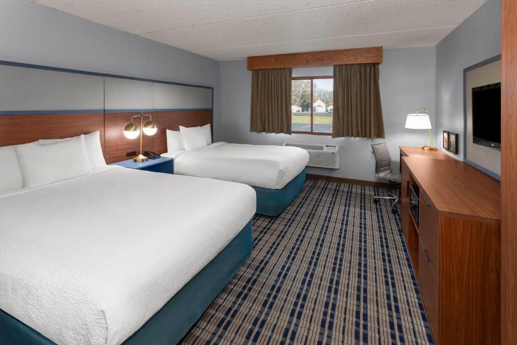 AmericInn by Wyndham Green Bay West - Queen Room With Two Queen Beds - Non-Smoking