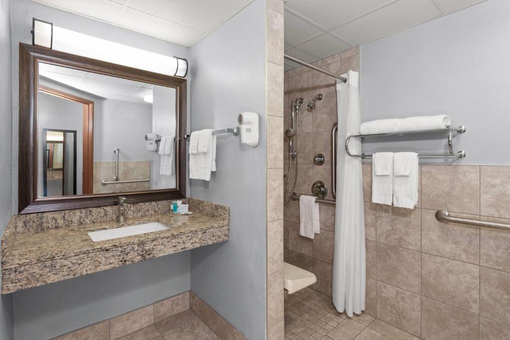 AmericInn by Wyndham Green Bay West - Queen Room - Mobility Access/Non-Smoking