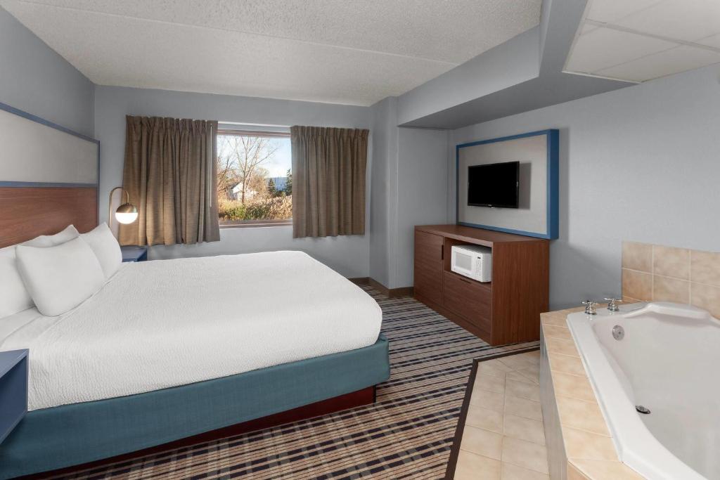 AmericInn by Wyndham Green Bay West - One-Bedroom Deluxe King Suite - Non-Smoking