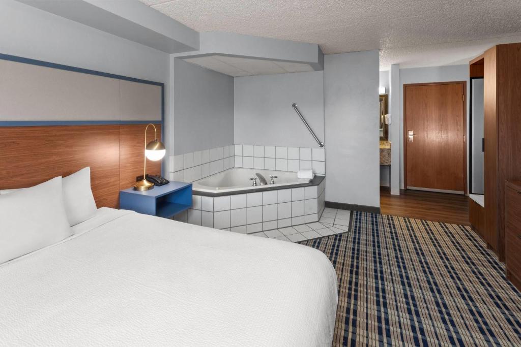 AmericInn by Wyndham Green Bay West - Queen Studio Suite - Non-Smoking