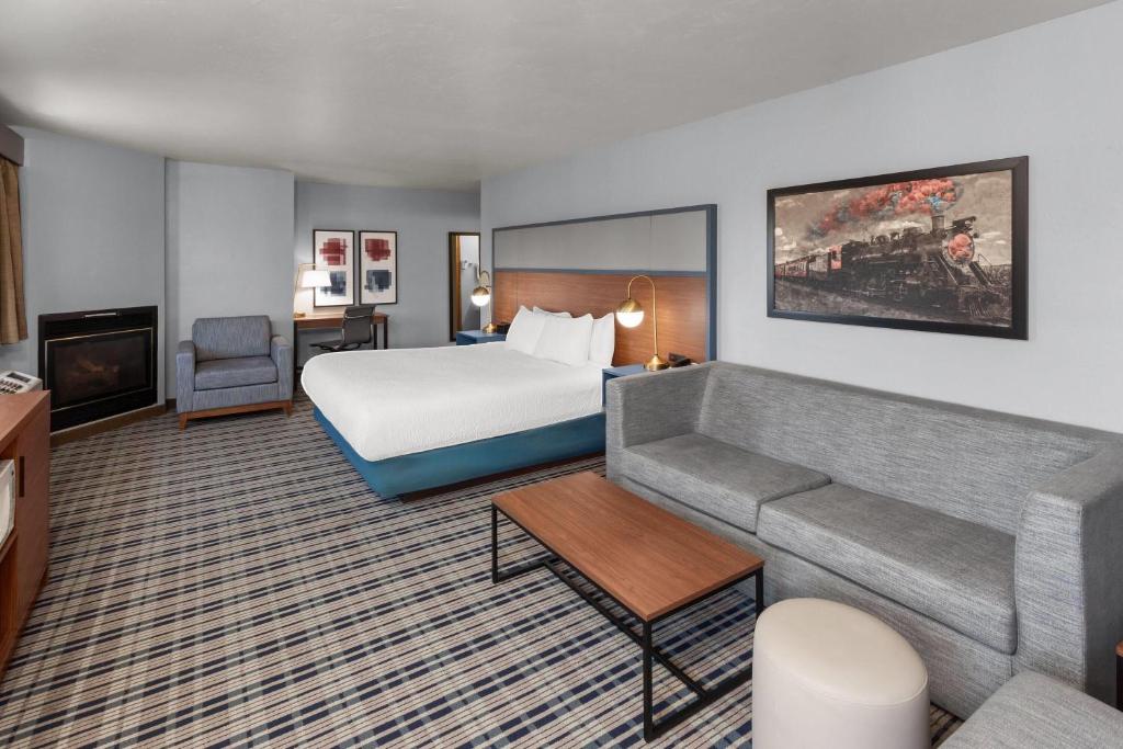 AmericInn by Wyndham Green Bay West - Superior King Studio Suite - Non-Smoking