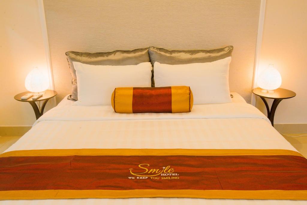 Postel nebo postele na pokoji v ubytování Smile Hotel