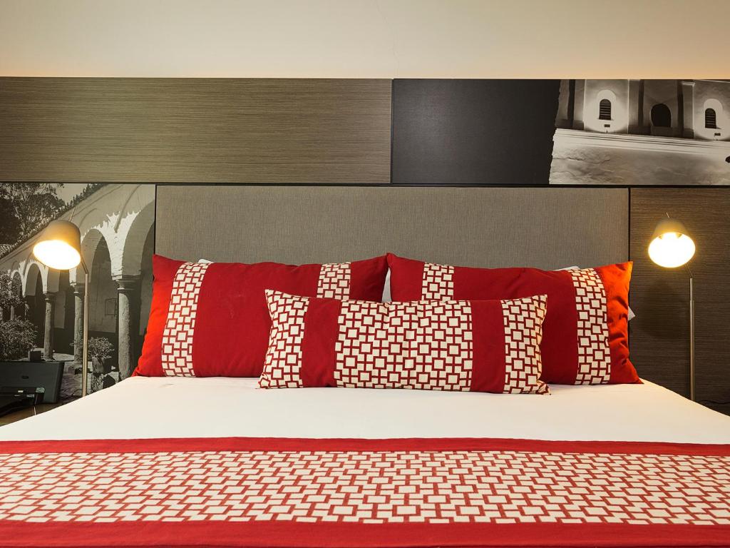 Postel nebo postele na pokoji v ubytování EK Hotel By Preferred Hotels Group