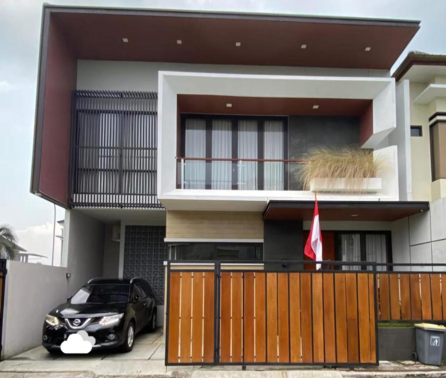 a car parked in front of a house at Chenz Guest House in Ancol