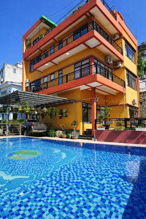 a building with a swimming pool in front of a building at Sun Villa Tam Đảo in Vĩnh Phúc