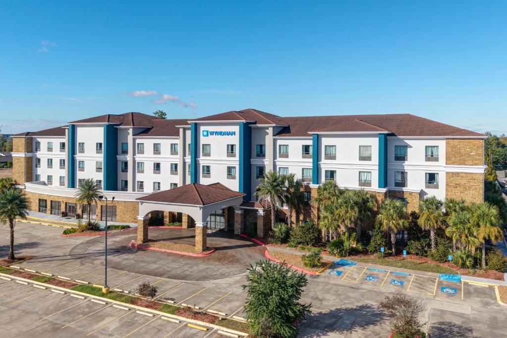 Wyndham Lake Charles - Housity