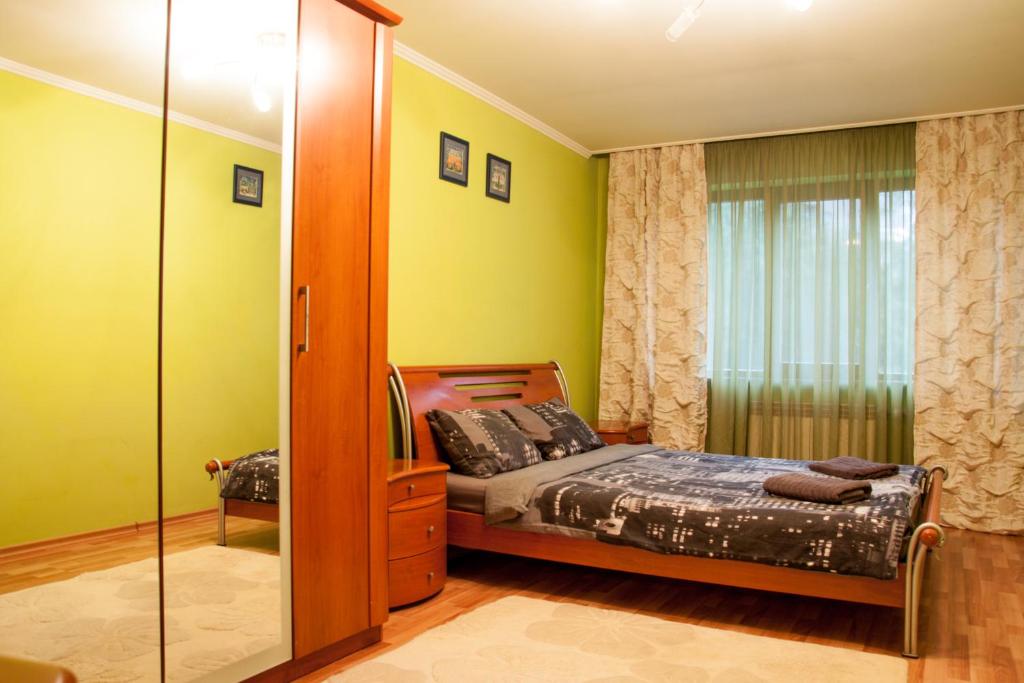 Schlafzimmer mit einem Bett und einer Glastür in der Unterkunft Zankovetska,6 Street in Uschhorod