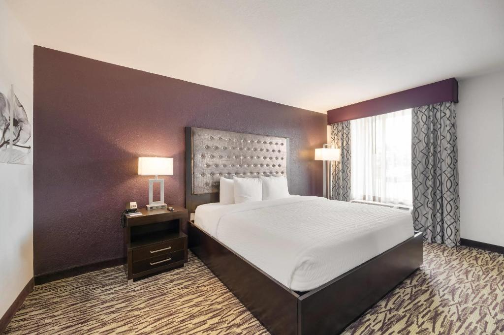 Clarion Inn & Suites Across From Universal Orlando Resort photo