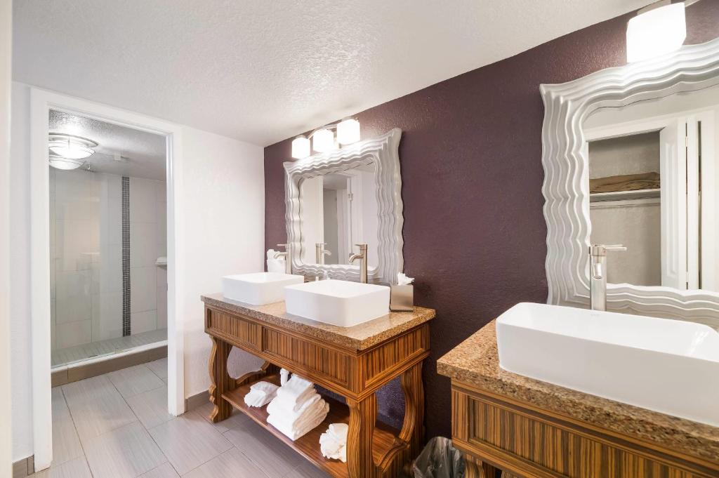 Clarion Inn & Suites Across From Universal Orlando Resort photo