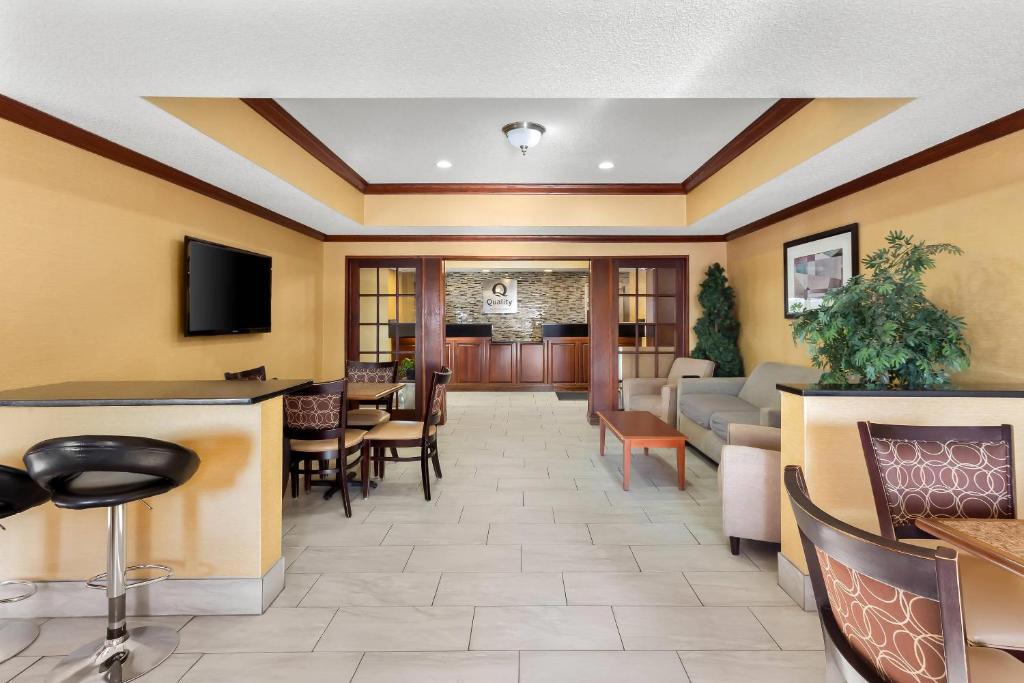 Quality Inn & Suites Niles photo