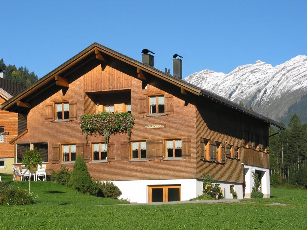 ショペルナウにあるHaus Felder Schoppernauの山を背景にした大きなレンガ造りの建物