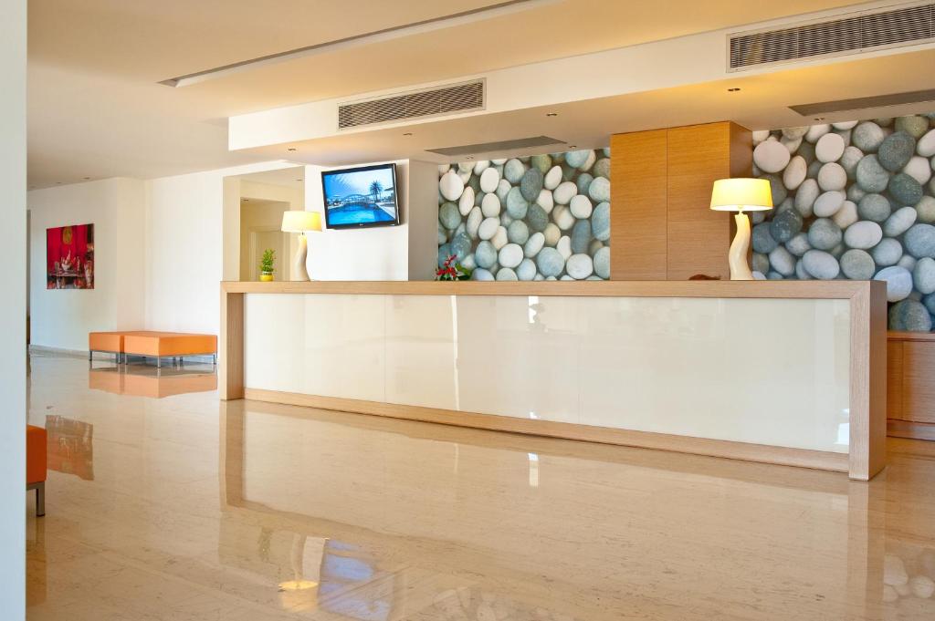 TV a/nebo společenská místnost v ubytování Lindos White Hotel & Suites