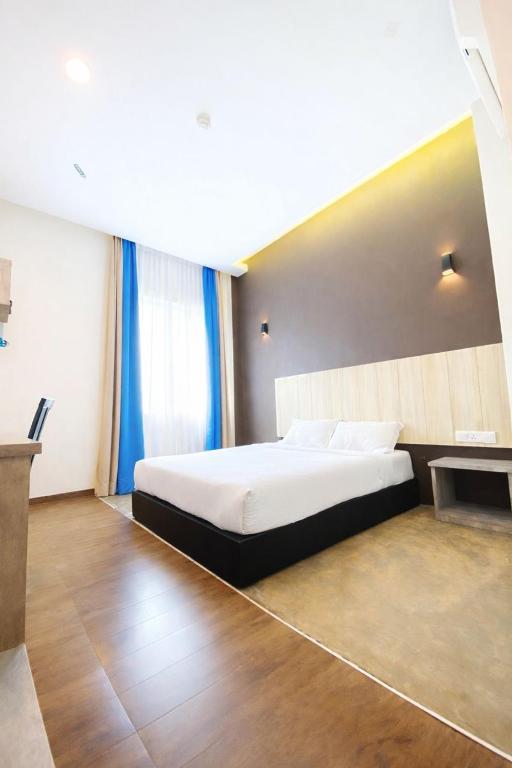 a bedroom with a large bed in a room at KARANG TIMUR Hotel in Kuantan