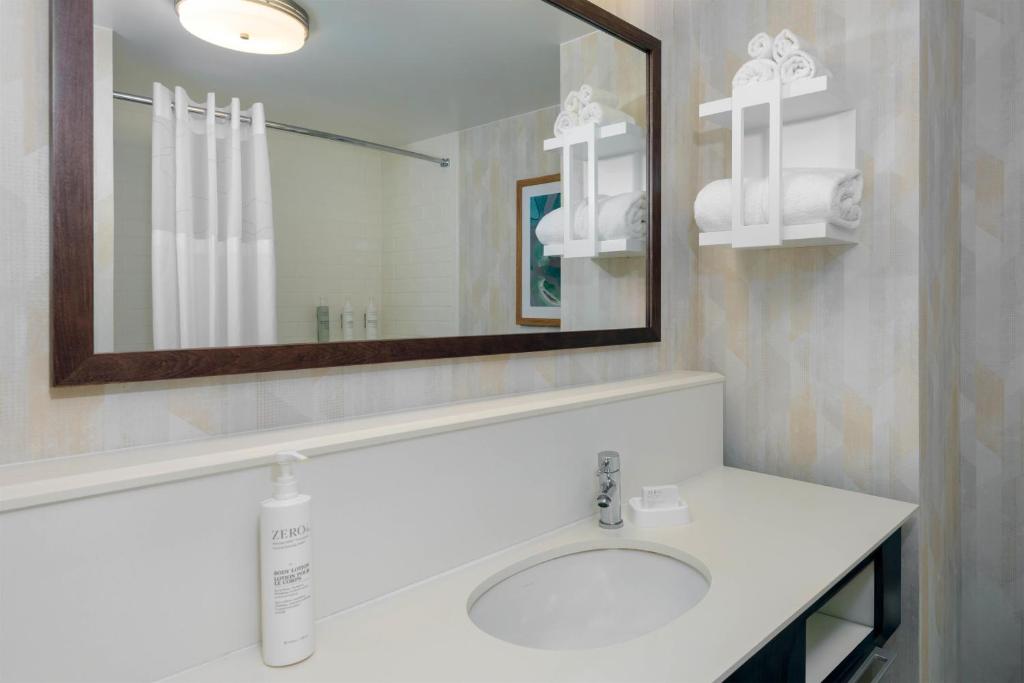 Hampton Inn & Suites Tampa Airport Avion Park Westshore photo