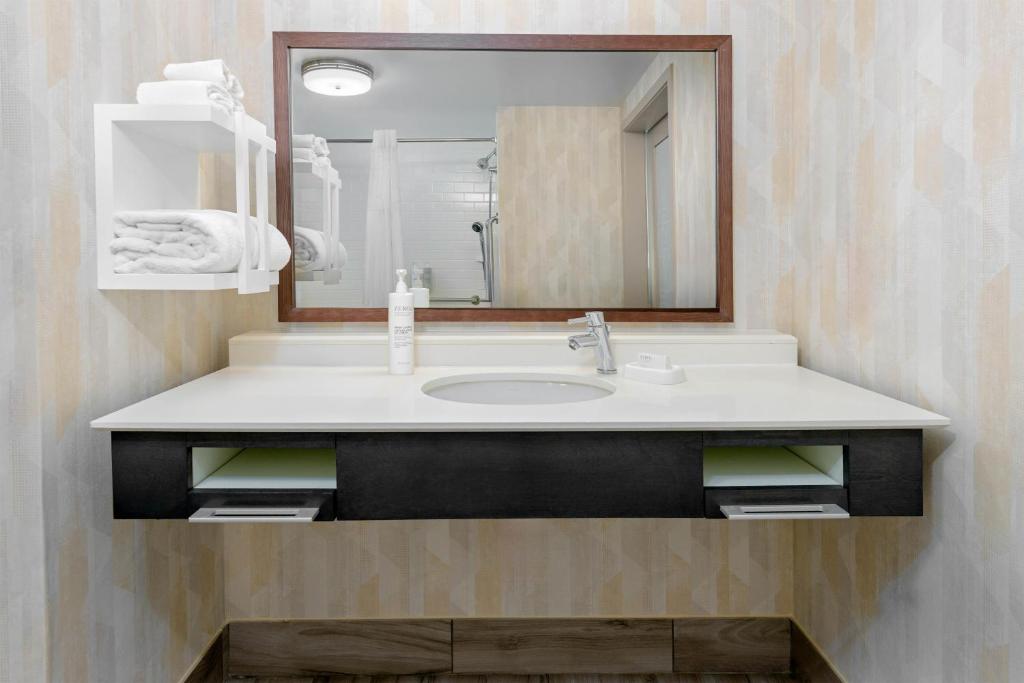 Hampton Inn & Suites Tampa Airport Avion Park Westshore photo