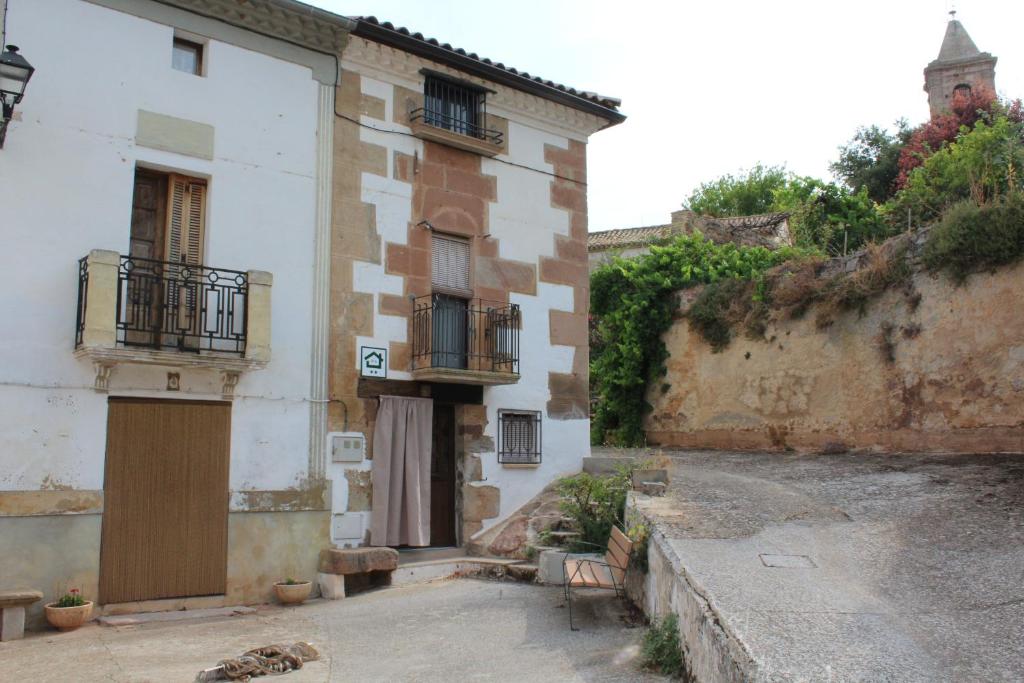 an old building with a door and a balcony at Casa Mila in Etayo