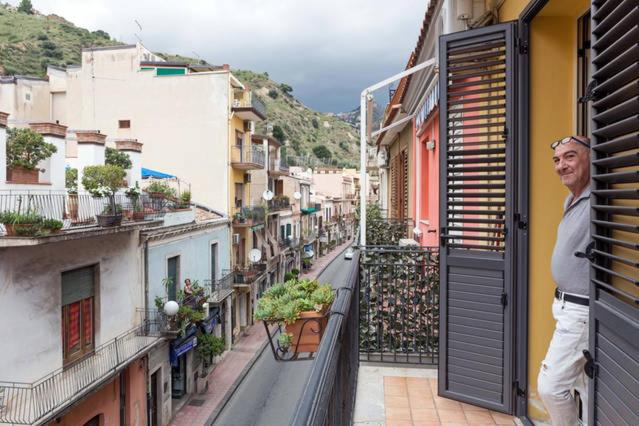 アパートメントから撮影された、または一般的な山の景色